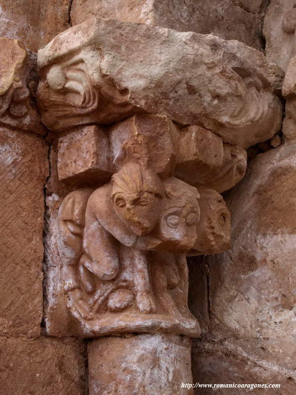 CAPITEL DEL LADO ESTE. HOMBRE LUCHANDO CON LEÓN